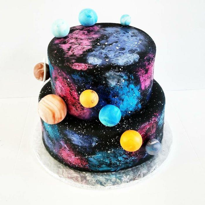 dekorácia narodeninovej torty v trendovom dizajne galaxie 2020 s modrými, ružovými a purpurovými oblakmi na torte z cukrovej pasty v čiernej farbe