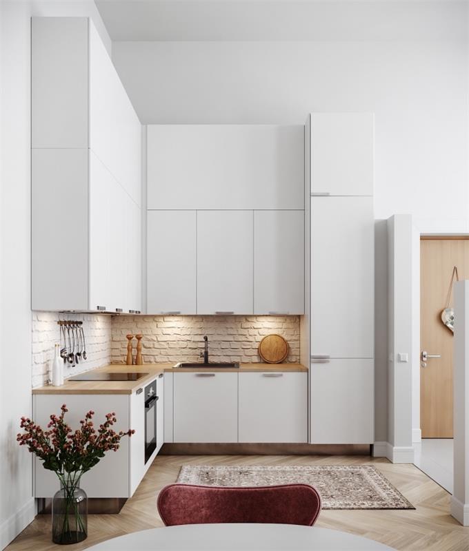krásny príklad malej rohovej kuchyne, malého bieleho kuchynského modelu s drevenou pracovnou doskou a kamenným splashbackom
