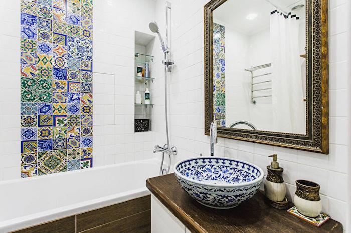 príklad malej kúpeľne s umývadlom zo surového dreva, vintage zrkadlom, štvorcovým pásom orientálnych patchworkových dlaždíc a orientálneho umývadla