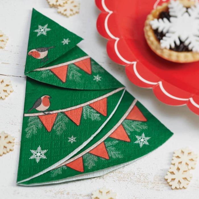 zložte papierový obrúsok v tvare stromčeka, vyrobte si originálnu vianočnú dekoráciu na stôl s jednoduchým skladaním obrúskov