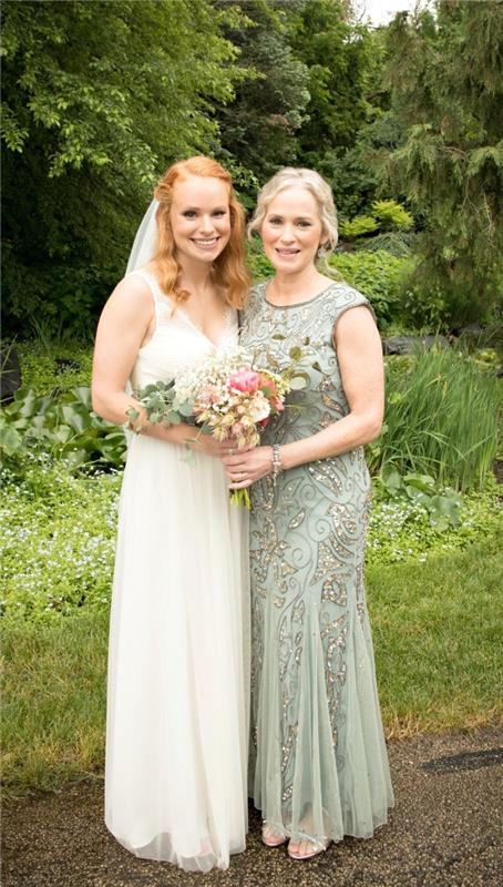 lång pastellgrön klänning med vackert paljettbroderi, perfekt bröllopsceremoni för brudens mor