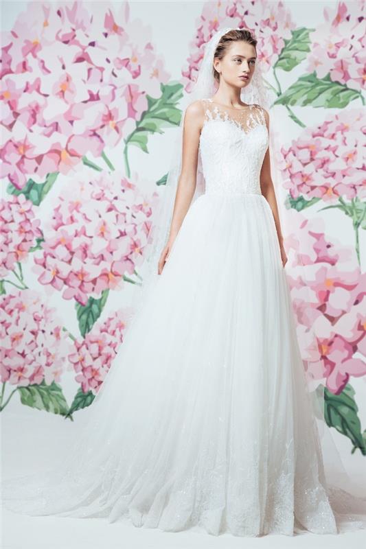 najkrajšie svadobné šaty s mierne rozšírenou bielou sukňou a bez ramienok s bielymi reliéfnymi vzormi, čipkovým závojom