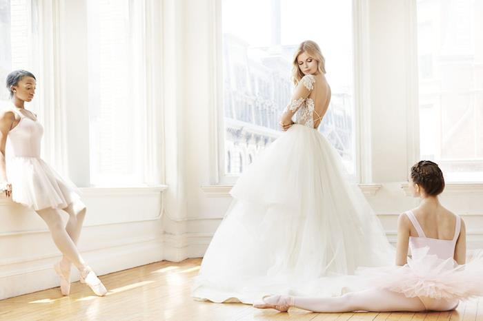 فكرة فستان زفاف الأميرة مع تنورة طويلة تول وأعلى زهرة دانتيل ، ظهر مفتوح