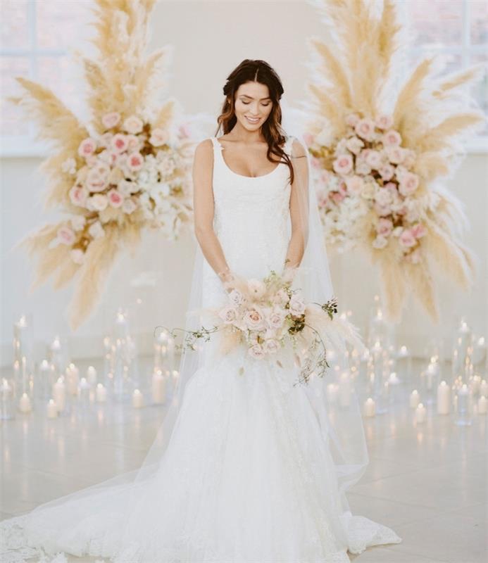 svadobné šaty 2018, dlhé šaty s puzdrovým strihom a vlečkou a okrúhlym výstrihom, nápad na výzdobu kvetinovej svadobnej miestnosti
