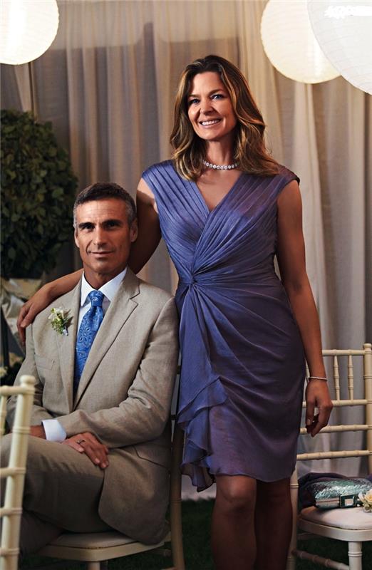 snygg klänningsmodell för knälång bröllop, lila blå omlottklänning för brudens mor