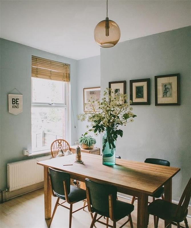 nápad na jedáleň so zelenými stenami, stenami z celadonu, stolom, stoličkami z dreva a čiernych stoličiek, závesným svetlom, svetlými parketami