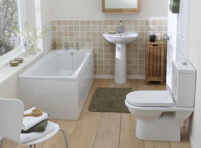 liten badrumslayoutid 4m2 med vita väggar med beige kaklat väggparti och ljust träimitationsgolv