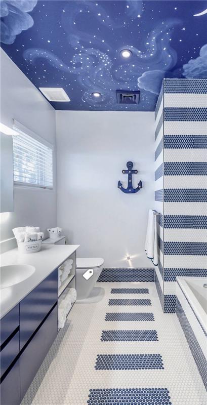 marin spirit badrumsinspiration för barn, badrumsdekoration med badkar och möbler i trendigt blått