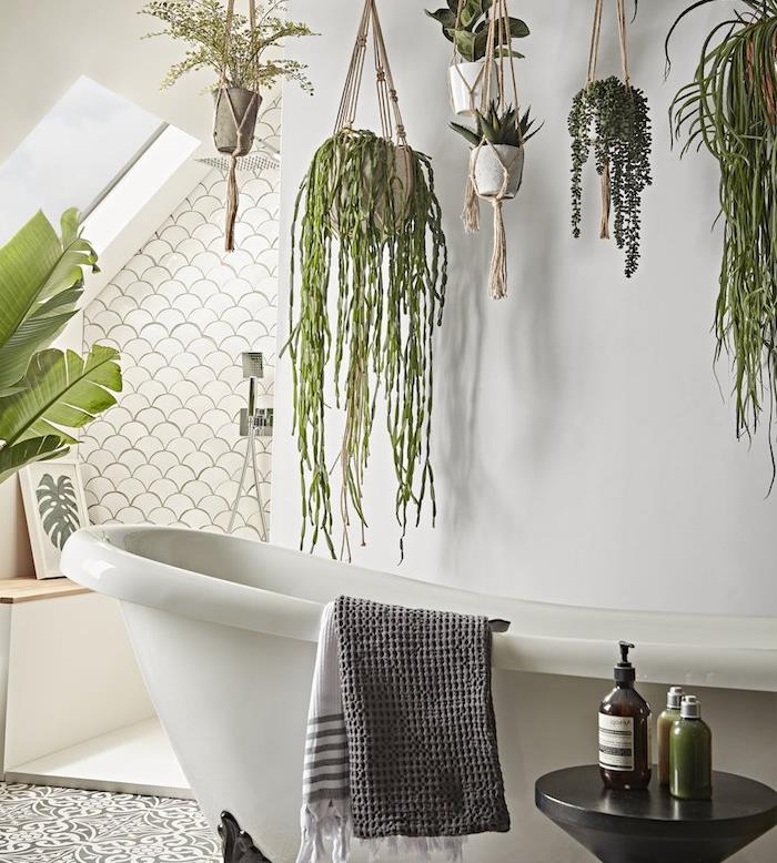 hrniec macrame so závesnými rastlinami, biela kúpeľňová vaňa, orientálne sivé a biele dlaždice, biele steny