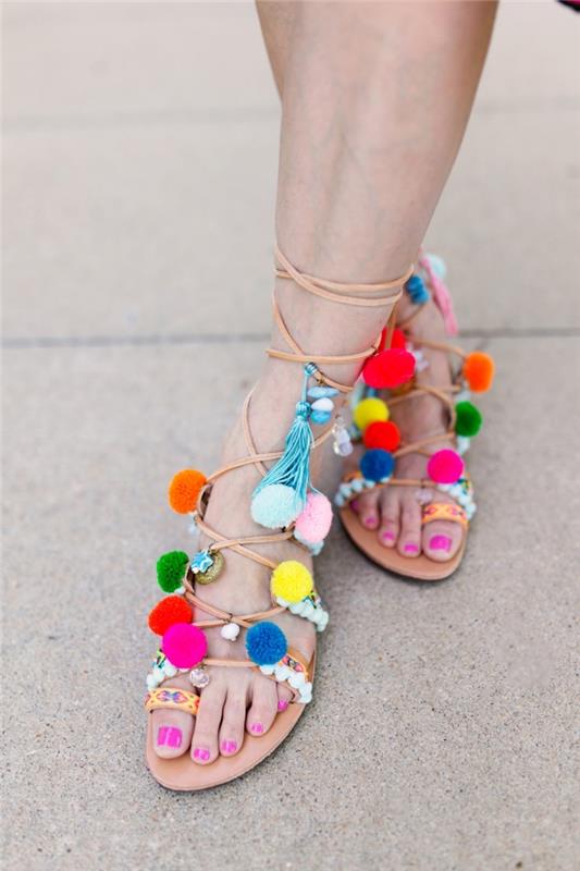 kreatívny nápad, pár plochých sandálov zdobených strapcami, model personalizovanej letnej obuvi so strapcami
