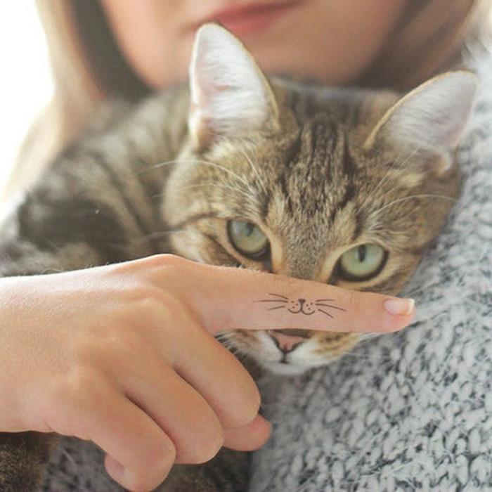 Krížové tetovanie s originálnym tetovaním pre mačiatko na chrbte