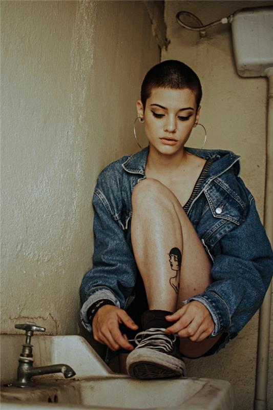 ženská tetovacia šablóna siluety spodnej časti nohy