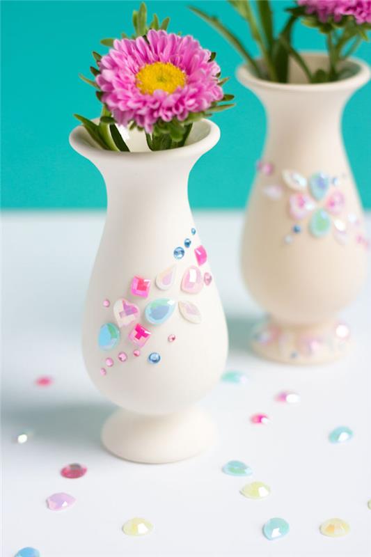 prispôsobte si bielu vázu s kamienkami, samolepiace kamienky s kvetom v nej, nápad na kutilstvo pre materskú škôlku