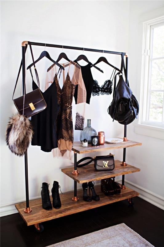 gör ett industriellt omklädningsrum med träplankor och svarta stålrör, klädhängare att göra själv