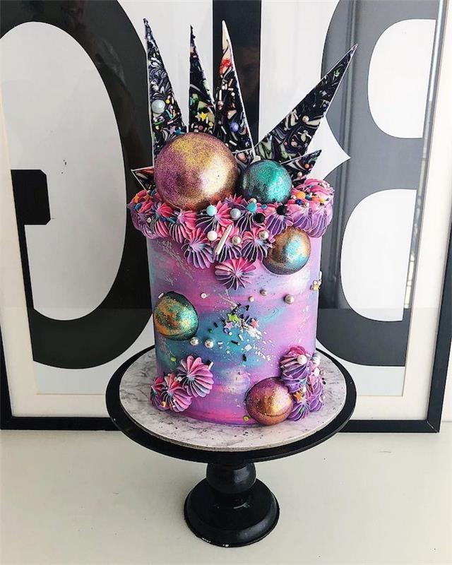 model dúhového koláča s farebnými pukancami a tmavými čokoládovými tyčinkami s nádychom farby