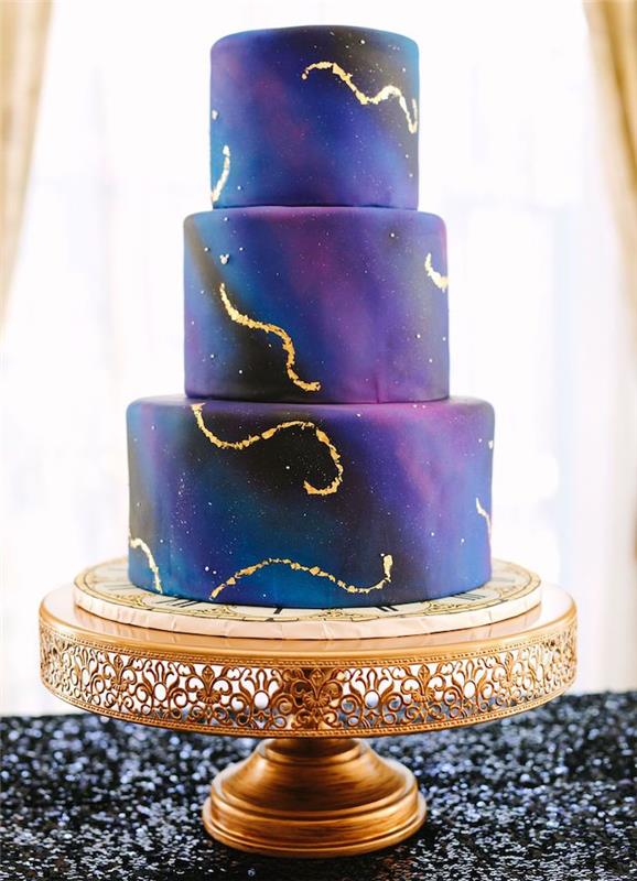 trojposchodová svadobná torta so vzorom galaxie vo farbách fialová, polnočná modrá, zriedená čierna