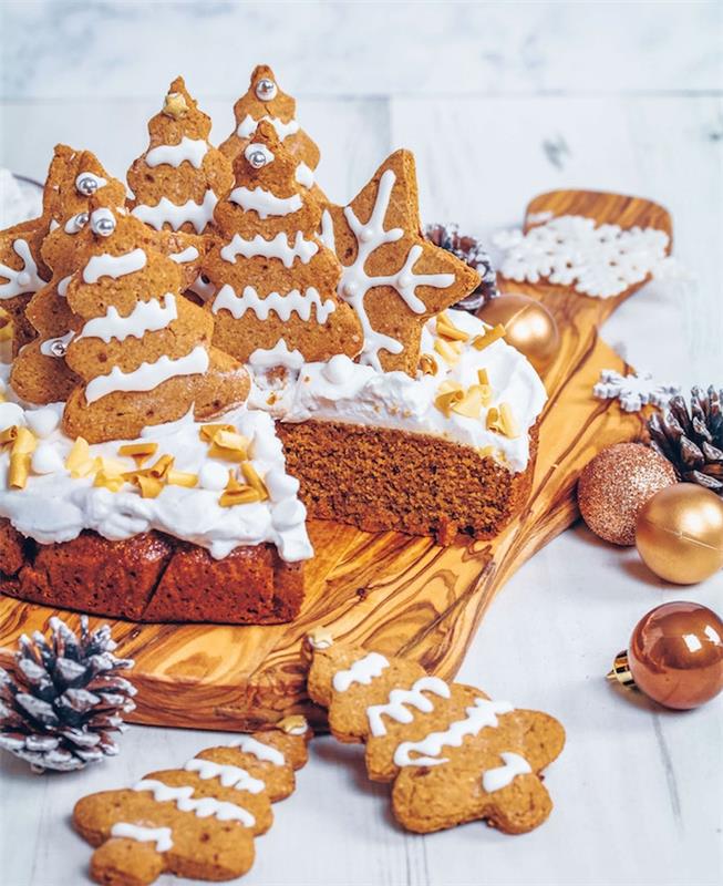 pepparkaksdekoration på en glutenfri kaka med ostgrädde, hälsosam juldessert