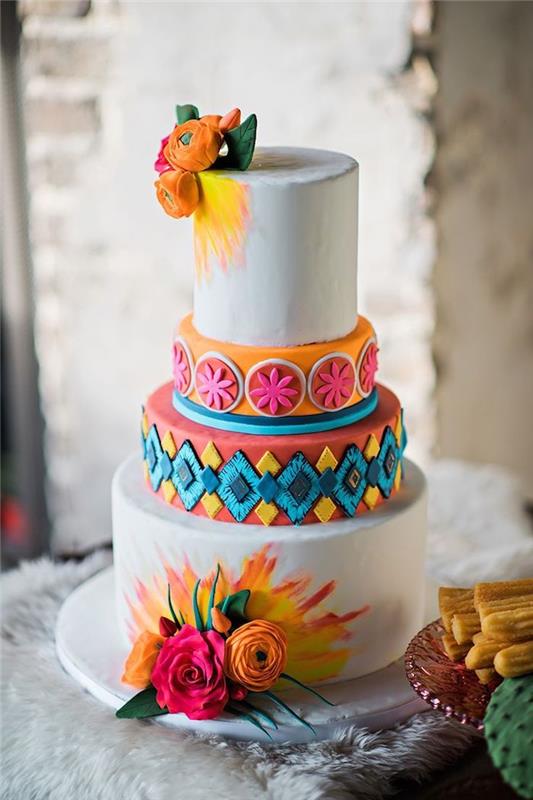 original vuxen födelsedagstårta med färgglada lager med blommiga och geometriska mönster i sockerpasta, färsk blomstertårtdekoration
