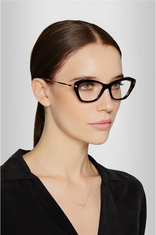 model-okuliare-aktívna-žena-impozantný štýl