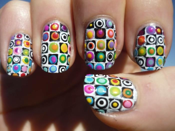 färgade naglar, ljusa färgmönster, geometriska figurer på medelstora naglar