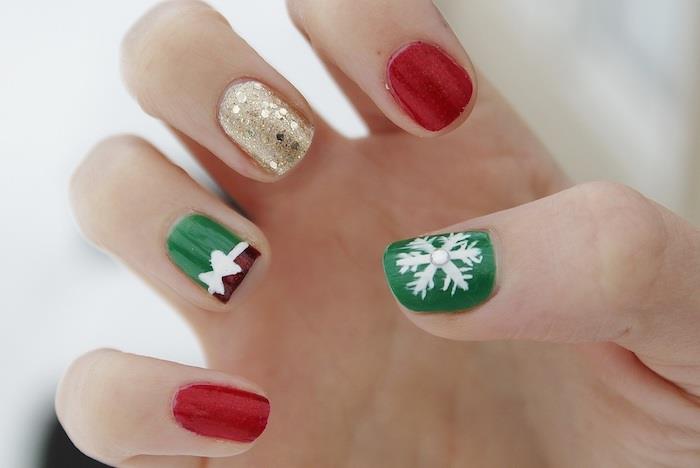 ľahké vianočné zdobenie nechtov, zelený, červený a zlatý lak na nechty, biely vzor mašle a biela snehová fľaša