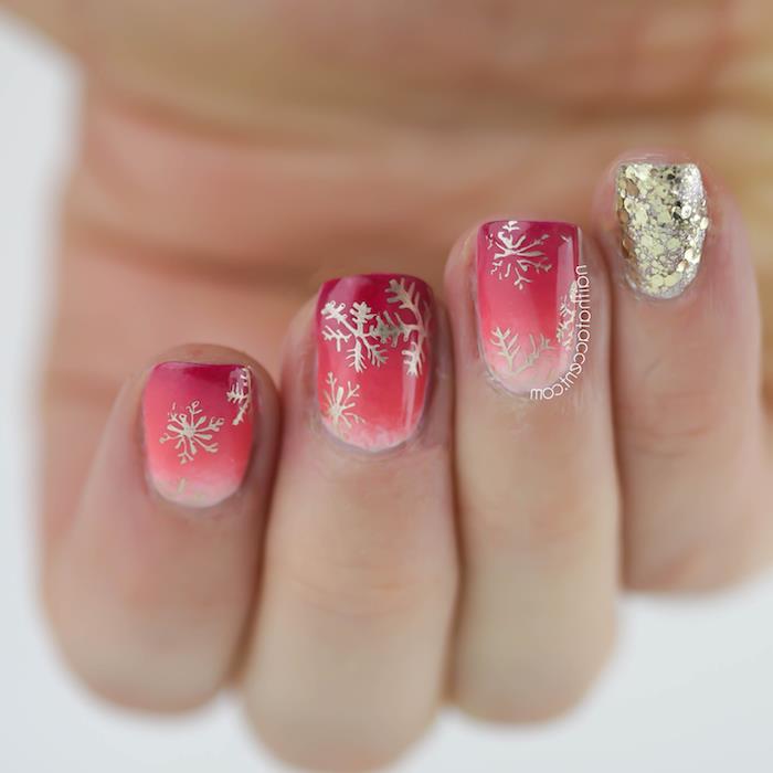 trblietavý model nail art, ružová a červená s vzormi zlatých snehových vločiek, ženské ruky