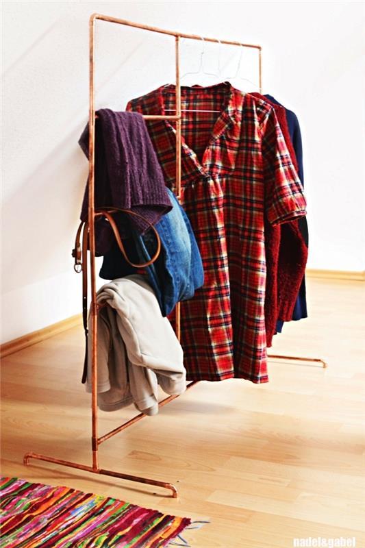 رف الملابس النحاسي DIY كغرفة تبديل ملابس ، فكرة خلع الملابس بسيطة لمساحة صغيرة