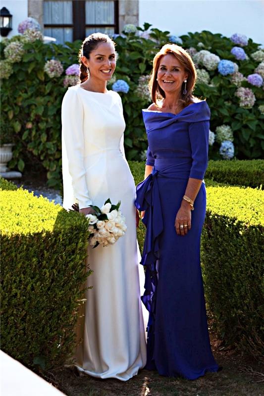 aftonklänning för formellt bröllop, brudens mor klänning kungsblå färg med passform i midjan och bardotringning och asymmetrisk fåll