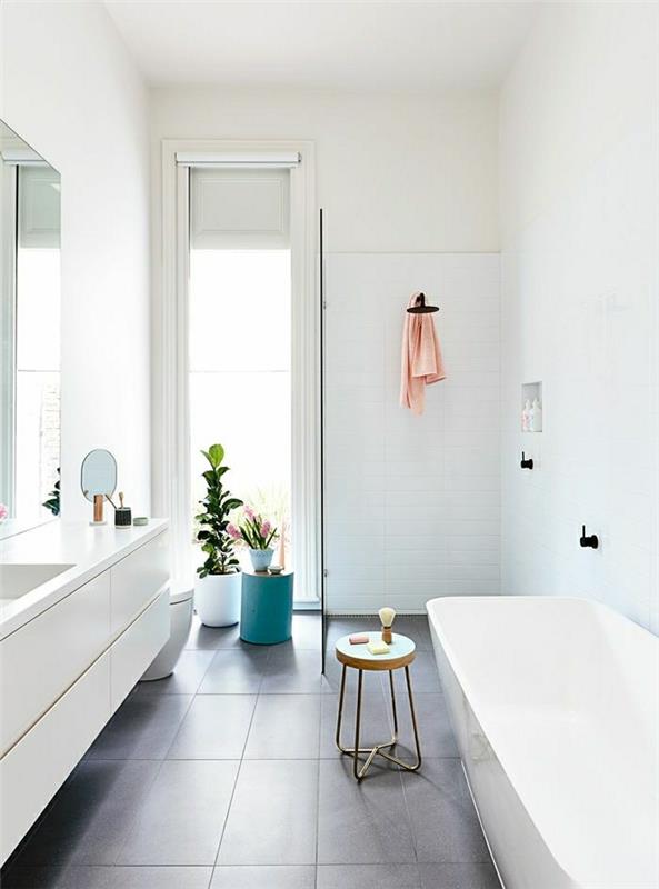 model-kúpeľňa-s-peknou vaňou-v-bielom-dizajne-nádherná-zelená-rastlina