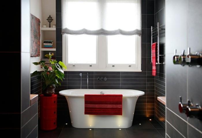 originál-model-kúpelne-nápad-kúpeľňa-obklady-v-čiernej-kontrastnej-bielej-vani-deko-čo-prináša-farbu