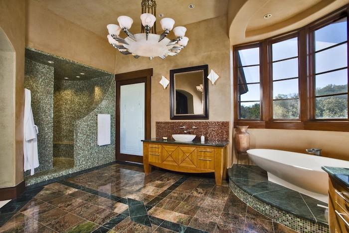 حمام مصمم ، ألوان محايدة ، مرآة بإطار أسود ، بلاط بني ، بانيو بيضاوي