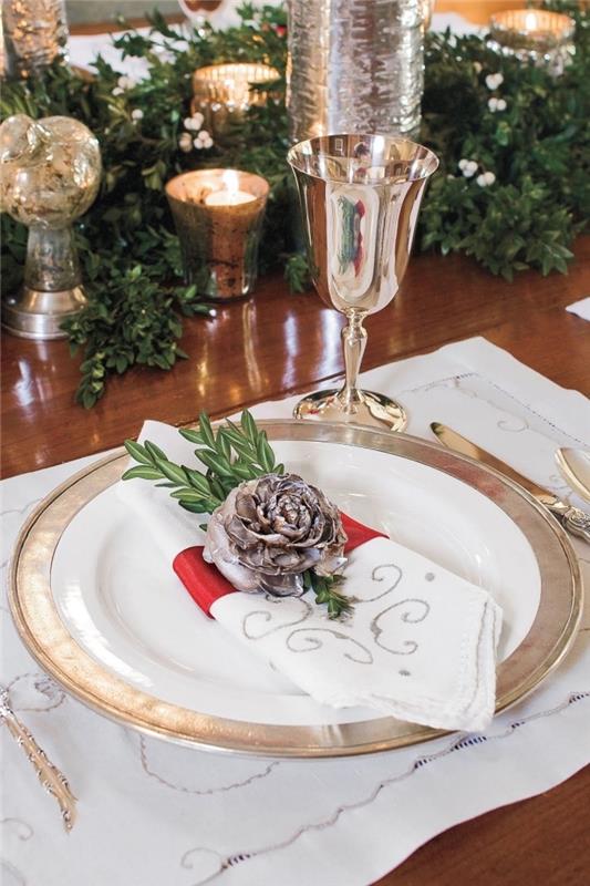 DIY ruža v šiške, príklad jednoduchého skladania obrúskov, dekorácia vianočného stola so sviečkami a konármi z buxusu