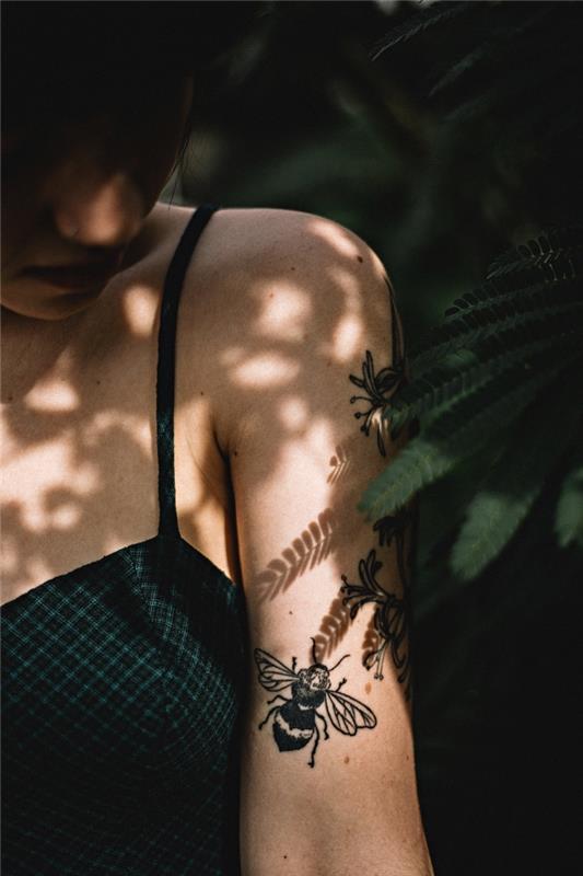 kvetinové tetovanie na ruke