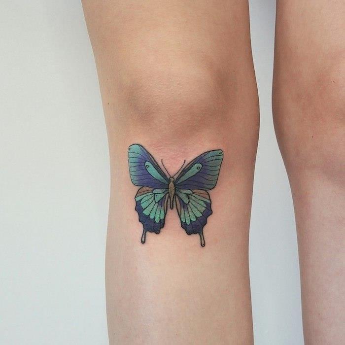 farebné tetovanie, motýľový dizajn tela so zelenými a fialovými krídlami, tetovanie na kolene