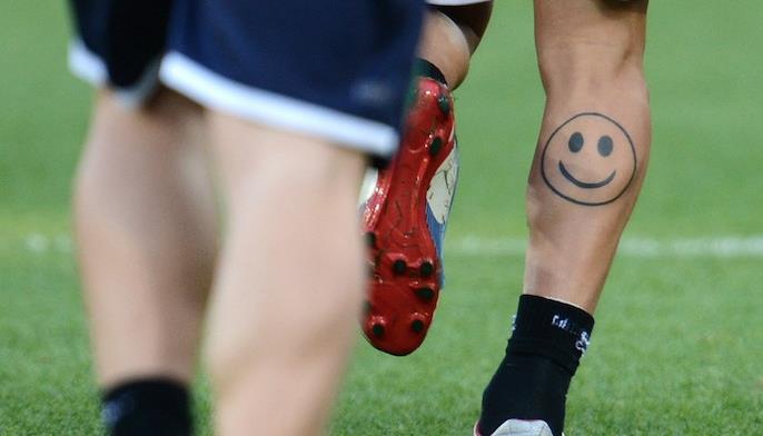 tetovanie na nohe nápad muž humor smajlík tetovanie na lýtku