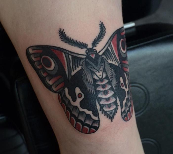 motýľové tetovanie, body art v červenej a čiernej farbe, tetovanie na nohe alebo predlaktí pre mužov