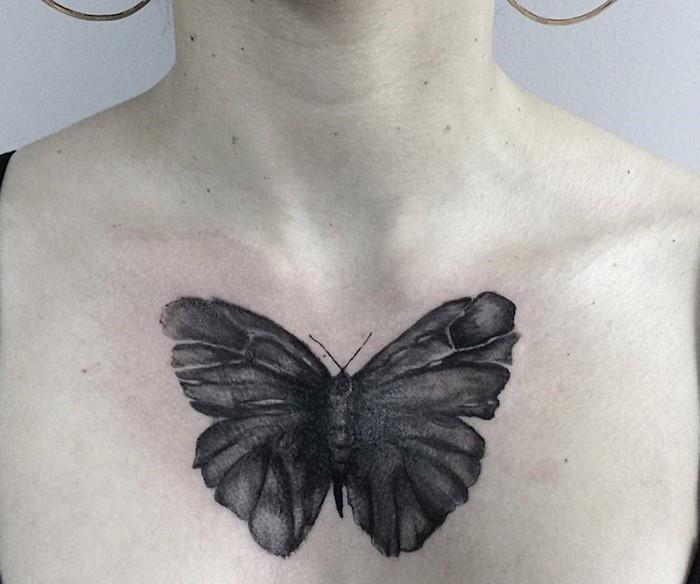 motýľové tetovanie, žena so zopnutými vlasmi, dizajn tetovania motýľa na hrudi