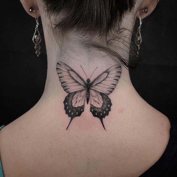 motýľové tetovanie, žena so zopnutými vlasmi v tmavo hnedej farbe, strieborné náušnice, tetovanie na krku