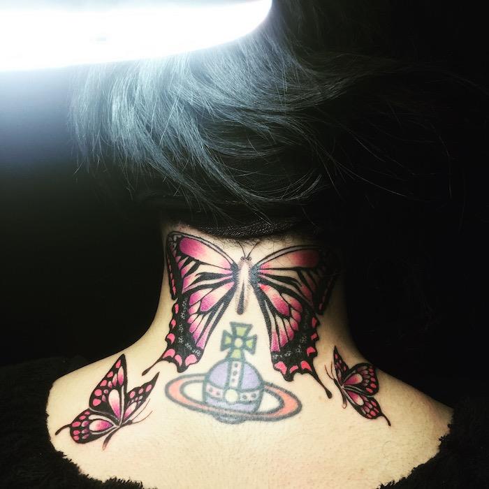 tetovací dizajn, nápad na tetovanie pre mužov, tetovanie na krk vo farbách, motýľ s fialovými krídlami