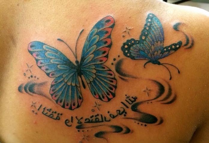 nápad na tetovanie, kresba na koži vo farbách, modrý motýľ, tetovanie na chrbte pre ženy