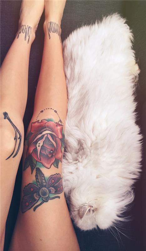 nápad na tetovanie, biely králik, ženské nohy s kvetinovým vzorom a motýľ