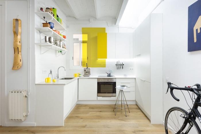 inredda kök, vit köksmodell med gul fyrkant, öppna vita hyllor, ljus aprett, gula tillbehör, skandinavisk design