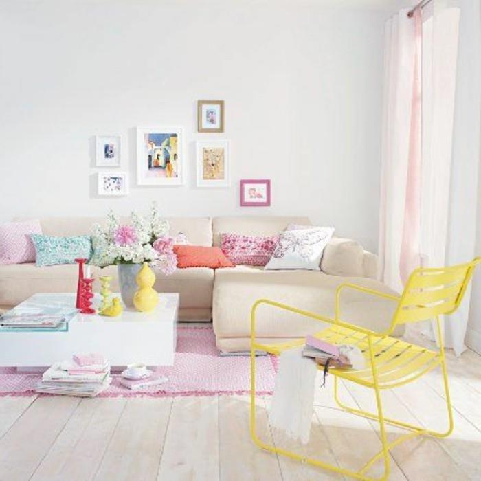 كرسي أصفر داخل غرفة مشرقة مزينة بألوان الباستيل ، طريقة تزيين غرفة المعيشة ، تحتوي على أريكة زاوية بيج ، مع وسائد متعددة الألوان