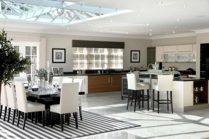 modernt-kök-med-billigt-glas-tak-på-taket-vit-svart-kök-chic-köksmöbler