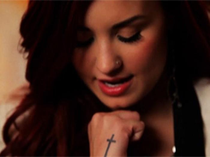 tatuering-knut-handled-tatuering-initial-handled-tatuering-belle-demi-lovato