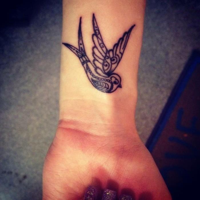 tatuering-knut-handled-tatuering-initial-handled-tatuering-fågel