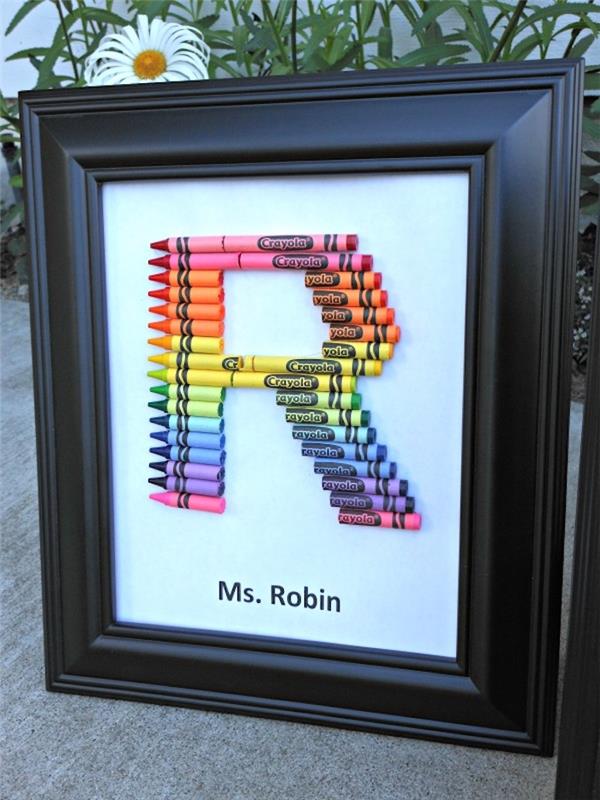 nápad na čierny rám zdobený monogramom vo farebných ceruzkách, meno učiteľa, osobný darček