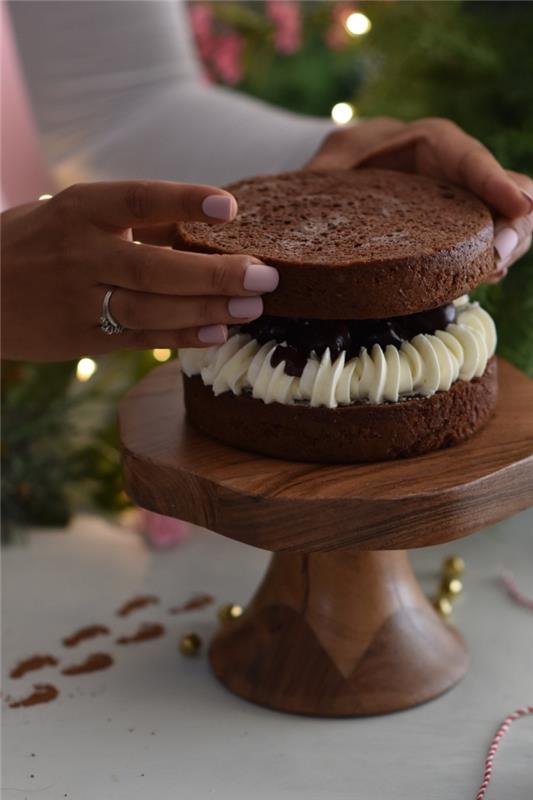 príklad, ako ozdobiť mini čokoládovú piškótu, recept na čokoládovú tortu krémom z bielej čokolády