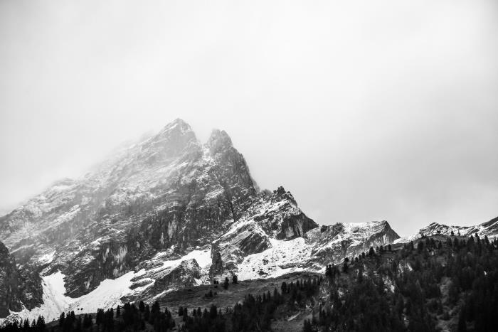de vackraste landskapsbilderna av vild natur i svart och vitt, bergfoto på vintern med sina majestätiska toppar