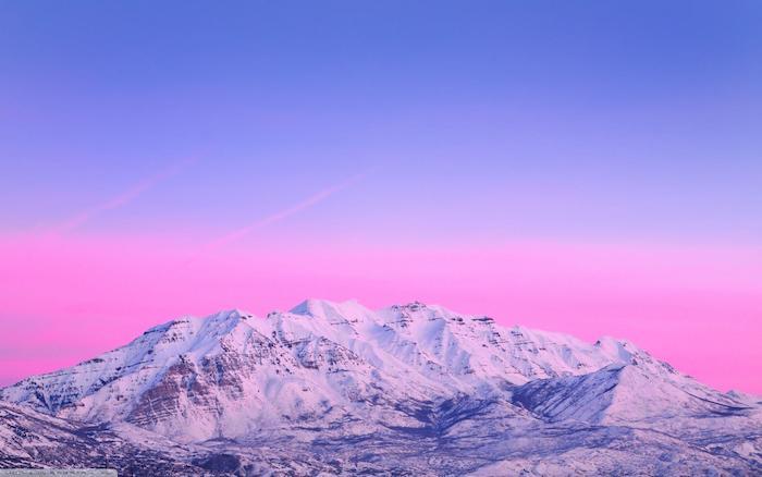 zasnežená horská krajina s ružovou oblohou a svetlo purpurovým crátif pastelovým pozadím